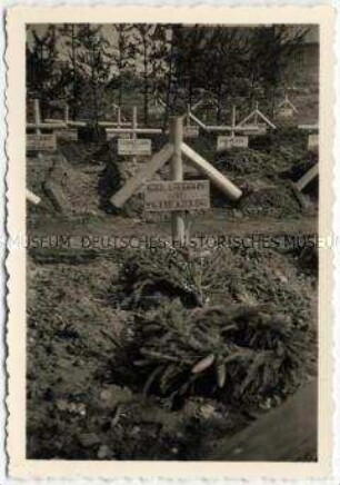 Foto eines Soldatengrabes - Personenkonvolut