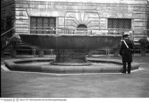 Brunnen mit antikem Granitbecken (Fontana del Senato)