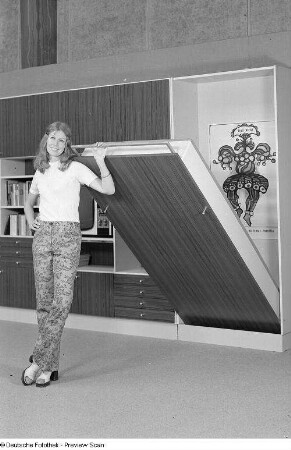 Werbefoto für eine in Bützow montierte Anbauwand mit integrierter Liege (1972)