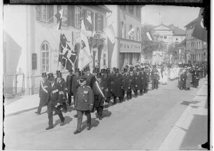 Fidelisfest in Sigmaringen 1934; Prozession in der Antonstraße, am linken Bildrand Cafe Stumpp, im Hintergrund Prinzenpalais; im Mittelpunkt Militärverein Sigmaringen