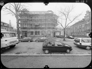 Dresden-Laubegast, Gustav- Hartmann- Straße 1. Wohnhaus mit Ladeneinbauten (um 1900). Straßenfront (vom Kronstädter Platz)