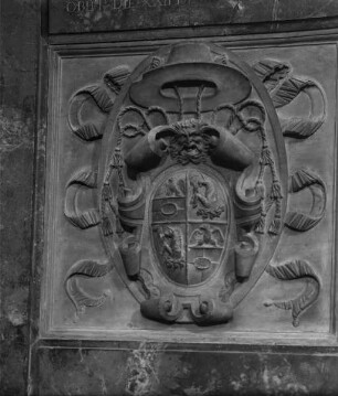 Wappenkartusche mit Kardinalshut, von einem Grabmal