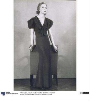 Frau in Kleid von Klyhs