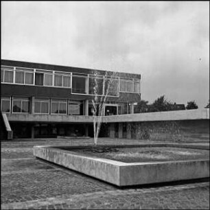 Rathaus-Vorplatz mit Springbrunnen