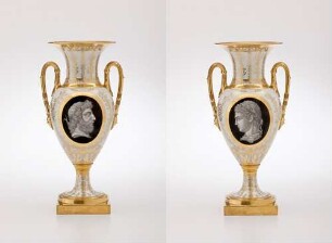 Vasenpaar aus Ludwigsburger Porzellan mit Bemalung von Königin Charlotte Mathilde