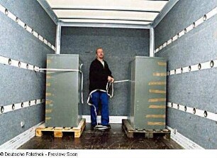 Umzug aus den dezentralen Standorten (Deutsche Fotothek und Stenografische Sammlung) in die Sächsische Landesbibliothek - Staats- und Universitätsbibliothek Dresden, Zentralbibliothek. Transportarbeiter befestigt Magazinschränke auf Paletten im Kofferaufbau eines Lastkraftwagens : Dresden-Neustadt, Bautzner Straße 19. Umzug aus den dezentralen Standorten (Deutsche Fotothek und Stenografische Sammlung) in die Sächsische Landesbibliothek - Staats- und Universitätsbibliothek Dresden, Zentralbibliothek. Transportarbeiter befestigt Magazinschränke auf Paletten im Kofferaufbau eines Lastkraftwagens
