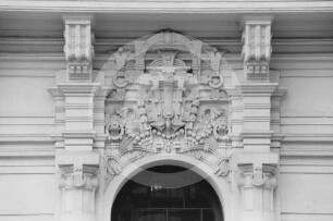 Tympanon über dem Portal des Mietshauses Alberta iela 13 (Albertstraße) in Riga