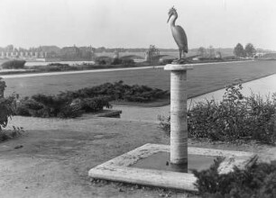 Leipzig, Richard-Wagner-Hain : Leipzig-Lindenau, Richard-Wagner-Hain (G. Allinger) am Elsterbecken. Kormoran-Brunnen mit Blick gegen die Zeppelinbrücke