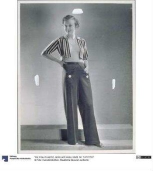 Frau in Hemd, Jacke und Hose