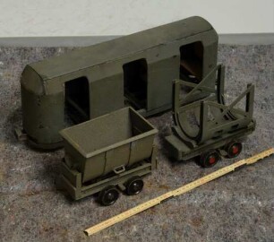 Drei Modelle von Grubenbahn-Wagen der Essener Bergbautransportwagenfabrik Alfons Bücking.