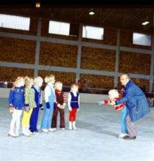 Ausbildung von Kindern im Eiskunstlauf in der Dynamo-Sporthalle in Berlin-Weißensee