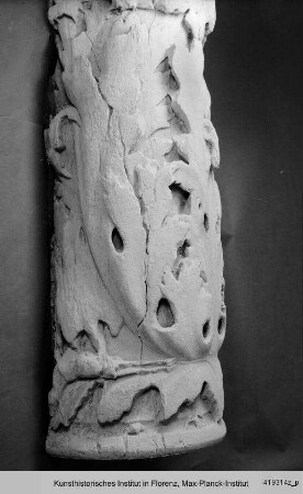 Fragment der südlichen Rankensäule vom Hauptportal des Domes