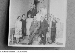Reproduktion einer Fotografie, eines Familienporträts der Familie Renate Rössings