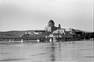 Esztergom: Ankunft nach Esztergom [Esztergom näher, Basilika von der Donau aus]