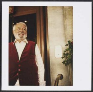 Wolfram Siebeck vor dem Hotel Bellevue Palace in Bern