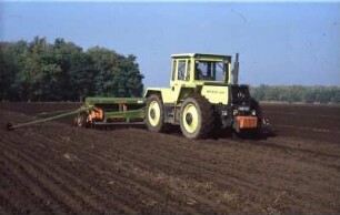 Fotografie: Kastendrillmaschine, Systemtraktor