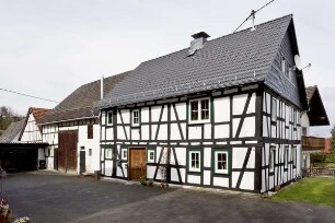 Wohnhaus + Scheune; Weilrod, Bangertstraße 6