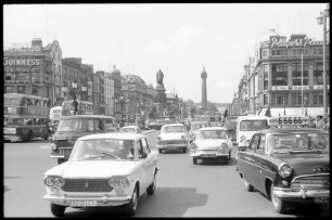 Dublin: O'Connell Street von der Brücke aus
