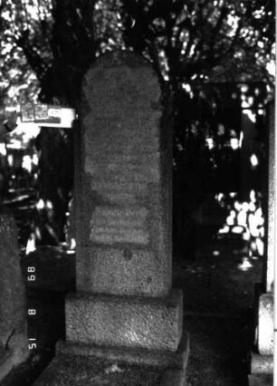 Grabstein 130 (Index: 100105323) Material: Granit Zustand: gut Maße HxBxT: 178x58x20 cm Beschreibung: Stele, getreppter Sockel, eingezogener Rundbogenabschluß Symbolik: Davidstern: Grabstein 130