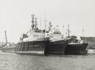 Kaianlagen und Frachtschiff