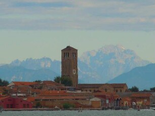 Lagune von Venedig - Berge hinter Murano : Bei besonderer Wetterlage sind hinter der Insel Murano in der Lagune von Venedig die Berge der Alpen zu sehen. Aufgenommen am 9. August 2011