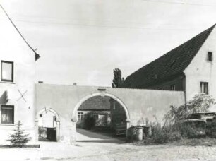 Dresden-Naußlitz, Altnaußlitz 6. Dreiseithof, Toranlage (bez. 1838)