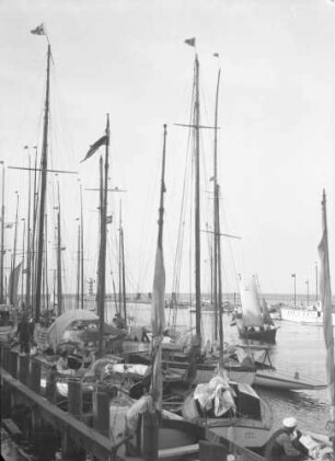 Warnemünde: Segelboote im Hafen