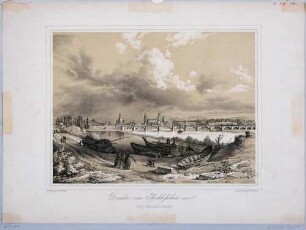 Stadtansicht von Dresden, Blick vom Pieschener Ufer über die Elbe mit Booten auf das Japanische Palais in der Neustadt, die Augustusbrücke und die Altstadt nach Osten