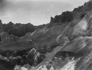 Landschaft mit Schuttkegeln : Blick auf eine Berglandschaft mit Schuttkegeln.