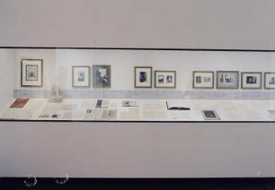 Raumaufnahme mittleres Seitenkabinett. Vitrine mit Dokumenten zu Rodins Kontakten in Deutschland