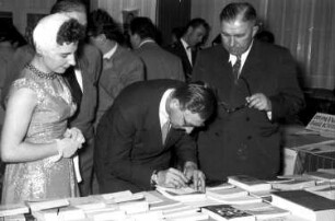 Bonn: Prinz Nicolae gibt zwischendurch ein Autogramm