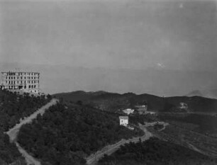 Neues Hotel : Der Berghang des Tibidabo mit einem im Bau befindlichen Hotelgebäude