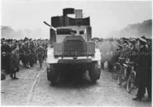 Panzerwagen der Polizei bei einem Aufmarsch in Hannover
