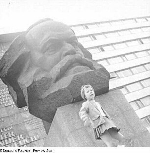 Karl-Marx-Monument : Kinderporträt Ulla vor Karl-Marx-Monument (1971; Lew Kerbel)