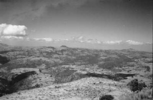 Ausblick vom Nordgipfel : Panoramablick vom Nordgipfel des Gara Muleta-Gebirges gegen Westen.