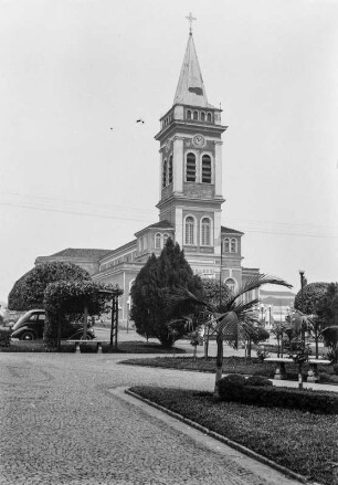 Kirche in São José do Rio Preto : Eine Kirche in São José do Rio Preto mit einer Gartenanlage davor.