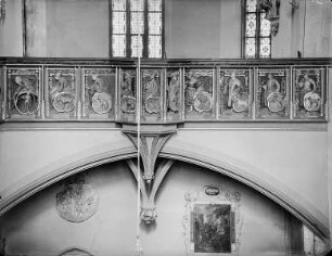 Relief-Felder der Emporenbrüstung