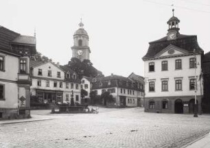 Bad Salzungen, Markt : Bad Salzugen. Markt mit Brunnen und Rathaus. Blick gegen den Turm der Stadtkirche