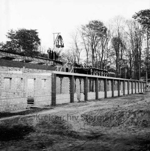"Opal-Werke" Strumpffabrikation: Margaritoff & Schaffer GmbH: Erweiterungsbau Lagerhalle: in Bau: Richtfest: Rohbau, über Dachstuhl Richtkrone: auf Dachgebälk Handwerker, Ehrengäste, 16. Oktober 1959