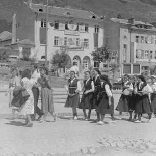 Die Stadt Karlowo im Rosental in Zentral-Bulgarien Typisches Straßenbild. Bewohner aus Rosental in ihrer traditionellen Tracht im Gespräch