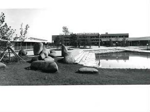 Hansjakob, Gottfried; München - Oberschleißheim, Oberwiesenfeld; Olympiagelände Oberwiesenfeld und Wettbewerb Olympia-Schießanlage Oberschleißheim - Olympia-Schießanlage, Hotel Olympia, Außenterrasse mit Teich