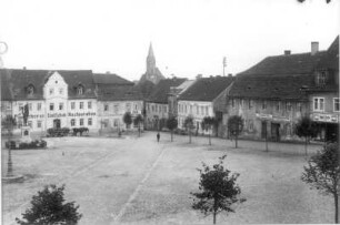 Dahlen. Blick über den Markt mit Siegesdenkmal von 1870/1871 zur Stadtkirche Unserer Lieben Frauen