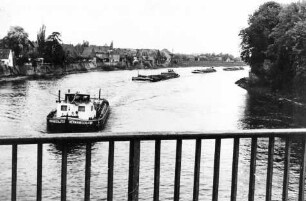 Schleppzug an der Weser