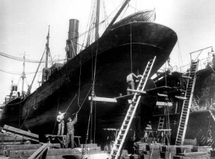 Hamburg-Steinwerder. In der Stülckenwerft werden selbst die ältesten Kähne wieder flottgemacht. Werftarbeiter setzen den Rumpf eines Schiffes instand. Schiffsneubau war durch die alliierten Hochkommissare erst ab 1948 wieder möglich.