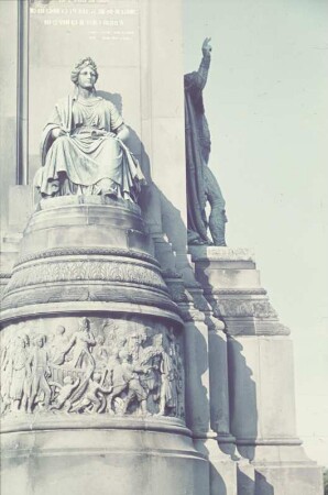 Unabhängigkeitsdenkmal : Zweiter Weltkrieg. Niederlande unter deutscher Besatzung. Den Haag. Unabhängigkeitsdenkmal (1863-1869; J. Jaquet). Sockel mit weiblicher allegorischer Sitzfigur