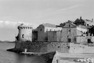 Wehrturm in Korcula : Unmittelbar am Wasser gelegene mittelalterliche Festungsanlage.