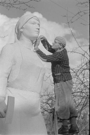 Der Bildhauer Walter Reinhold bei der Arbeit am Originalmodell der Trümmerfrau (Bronzeguß war für den Rathausplatz in Dresden bestimmt)