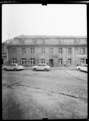 Luckau, Kirchplatz 1/4. Ehem. Alte Schule (Stadtschule, Baubeginn 15. Jh., Umbau 1726). Straßenfront (Teilansicht