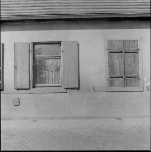 Dresden-Pillnitz, Dampfschiffstraße 4. Wohnhaus (nach 1800). Straßenfenster mit Läden