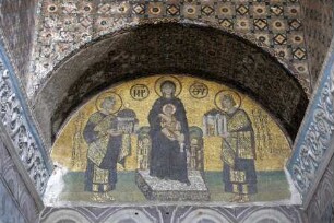 Maria mit dem Kind zusammen mit Kaiser Konstantin I., der ihr Konstantinopel und Kaiser Justinian II., der ihr die Hagia Sophia reicht